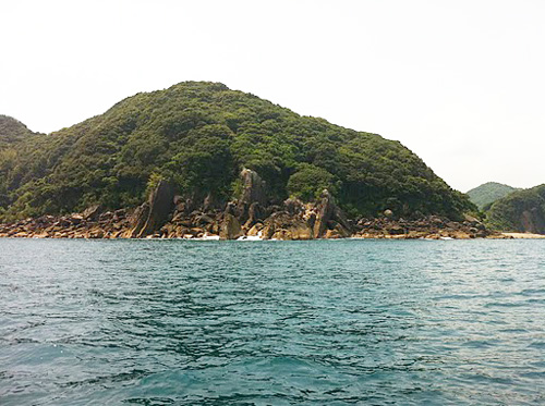 竹ヶ島の東岸に聳え立つ3連の「壁の岩」