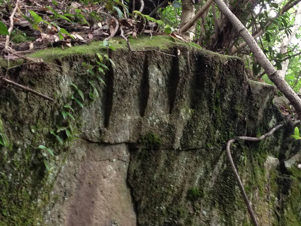 Large arrow marks can be seen at the corners of the megaliths