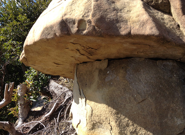 竹ヶ島の頂上にある石は見事な笠形状